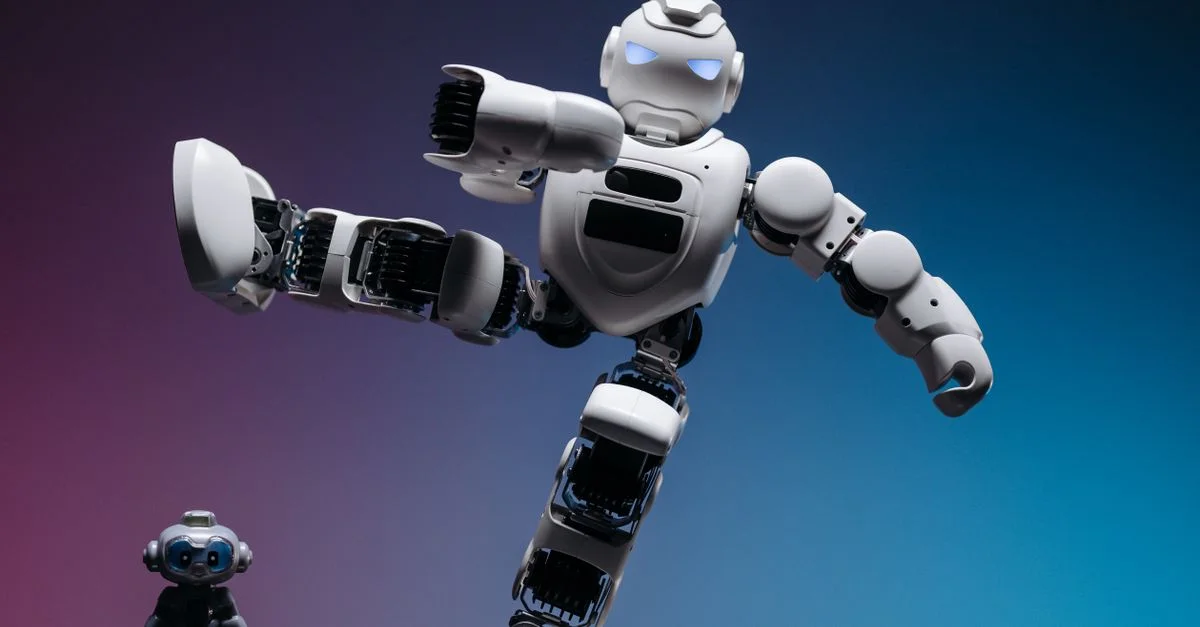 Gros plan de deux robots futuristes dans un studio, mettant en avant l'innovation et la robotique avancée.