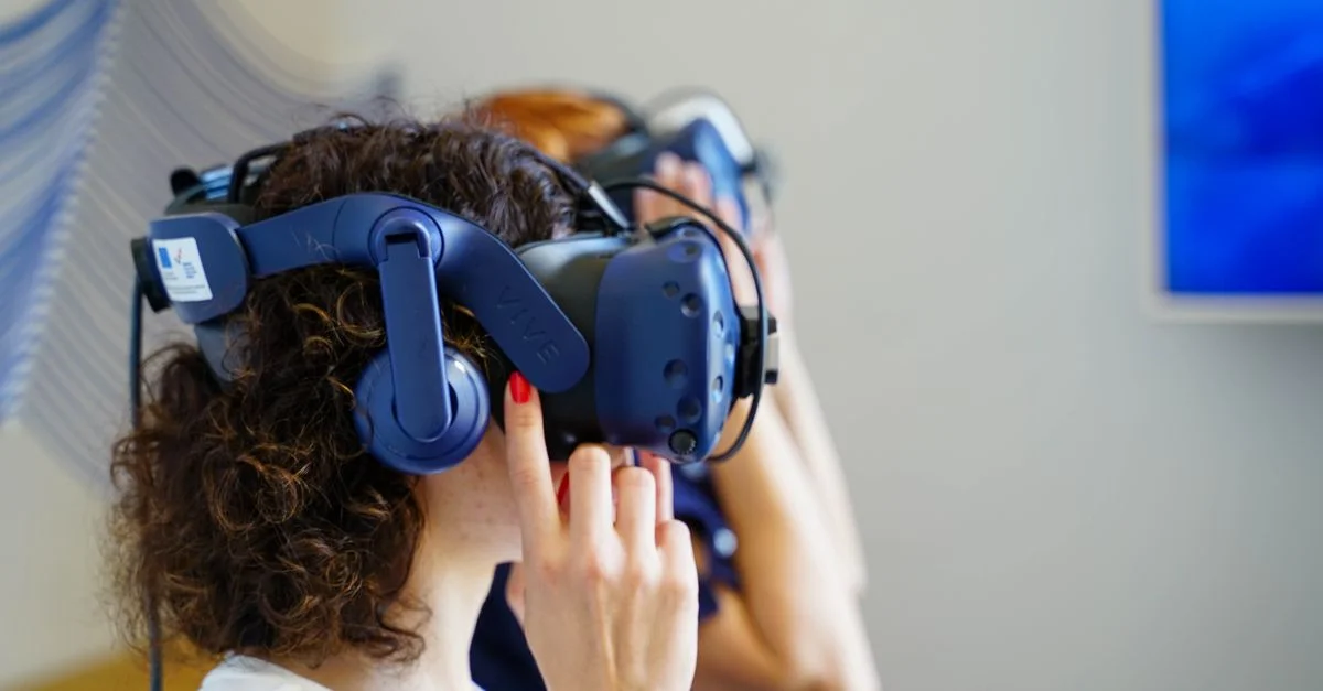 Deux femmes utilisant des casques de réalité virtuelle, complètement immergées dans la technologie de réalité virtuelle à l'intérieur.