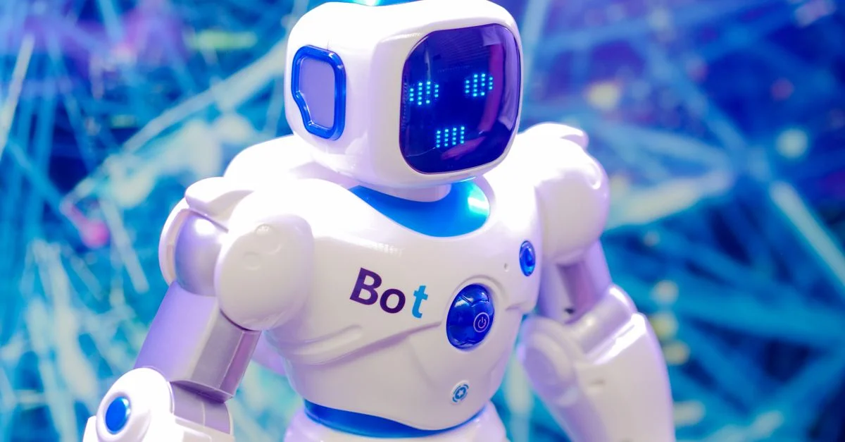 Robot humanoïde haute technologie avec écran LED, mettant en avant la robotique moderne et l'innovation.