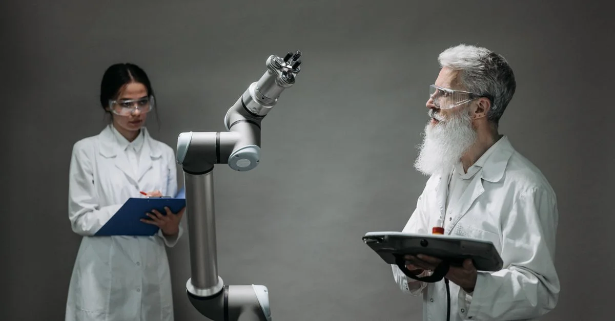 Deux scientifiques travaillant avec un bras robotique dans un laboratoire, axés sur l'innovation et la technologie.