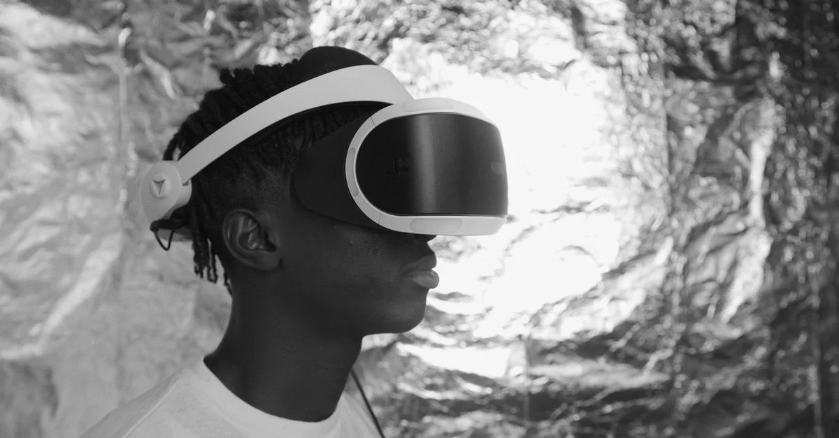 Vue de côté d'une personne portant un casque de réalité virtuelle dans un environnement monochrome.